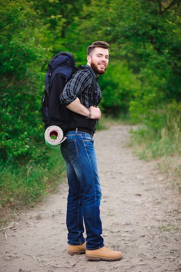 ung mann på reise med ryggsekk som slapper av utendørs
