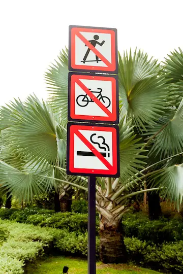 Forbudsskilt i Parken Ikke å skate røyke sykle