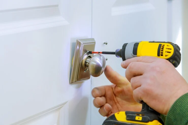 Låsesmed Bruk av drill for å installere lås i en husdør